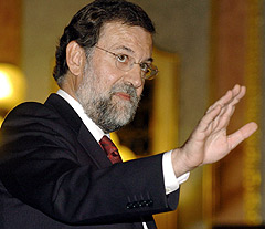 Los ministros atacan a Acebes y Rajoy les pide explicaciones en vez de críticas.