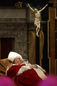 Los restos mortales de Juan Pablo II se exponen en la capilla Clementina.